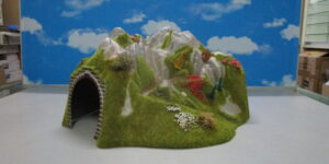 Busch 3026 HO 1:87 Corner Mountain Tunnel with Towering Rock Formations