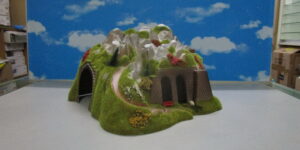 Busch 3027 HO 1:87 Corner Mountain Tunnel with Retaining Walls and Panoramic Path through a Rock Canyon