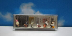 Preiser 10417 HO 1:87 Passengers in Front of Arrival/Departure Board