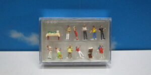 Preiser 10553 HO 1:87 At The Barbeque (10)