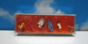 Preiser 14104 HO 1:87 Passengers (5) and a Trolley