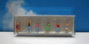 Preiser 24660 HO 1:87 At the Swing Boat (6)