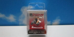 Preiser 28150 HO 1:87 Wedding Couple on Vespa