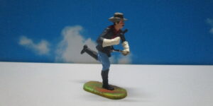 Preiser 54751 1:25 Soldier Storming with Revolver