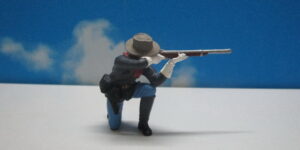 Preiser 54752 1:25 Soldier Kneeling Down with Rifle
