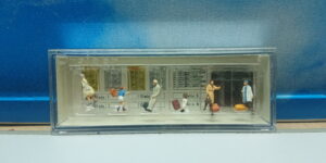 Preiser 79145 N 1:160 Passengers in front of Arrival/Departure Board (3)