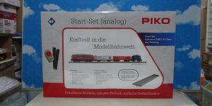 PIKO 57154 HO 1:87 Analog Starter Set Diesel Locomotive DB BR 218 + 3 Freight Cars A-Track w. Railbed 158 x 88 cm