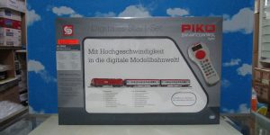 PIKO 59009 HO 1:87 Digital Starter Set Locomotive Rh 2016 OBB + 2 Passenger Cars Ep VI A-Track w Railbed 158 x 88 cm
