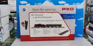 PIKO 97933 HO 1:87 Analog Starter Set Steam Locomotive Tender PKP + 2 Passenger Cars A-Track with Railbed 110 x 88 cm