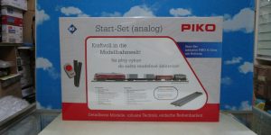PIKO 97935 HO 1:87 Analog Starter Set Diesel Locomotive BR 130 CSD + 3 Freight Cars Ep IV A-Track w. Railbed 158 x 88 cm
