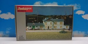 Auhagen 10329 HO 1:87 Station Radeburg 410 x 120 x 108 mm