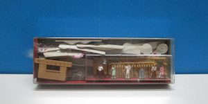 Merten 2462-HO HO 1:87 Mini Golf Course 18 Fairways with 6 Golfers