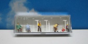 Preiser 10027 HO 1:87 Couples on Benches (6)
