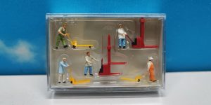 Preiser 10294 HO 1:87 Stock Workers with Forklift (4)