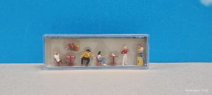 Preiser 10349 HO 1:87 Students and Artist in a Street Café (5)