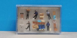 Preiser 10581 HO 1:87 At The Freight Station, Early Ep III (5)