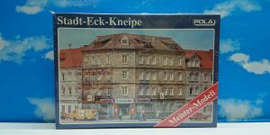 POLA 177 HO 1:87 Corner House with Pub (Stadt-Eck-Kneipe) 210 x 190 x 185 mm