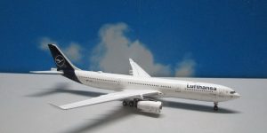 1:400 Panda Model BOX18028 A330-300 Lufthansa D-AIKO