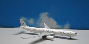 1:400 JC Wings EW4333002 B767-300 Singapore Airlines Star Alliance 9V-STU