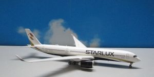 1:400 JC Wings EW4359007 A350-900XWB Starlux Airlines B-58501