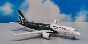 1:400 Gemini Jets GJQFA2275 A220-300 QantasLink Minyma Kutjara Tjukurpa VH-X4A
