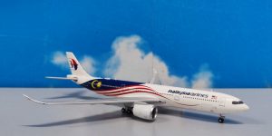 1:400 JC Wings XX40252 A330-900neo Malaysia Airlines 9M-MNH