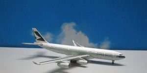 1:400 JC Wings XX4820 A340-211 Cathay Pacific VR-HMU