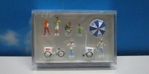 Preiser 24661 HO 1:87 At the Ice Cream stall (6)